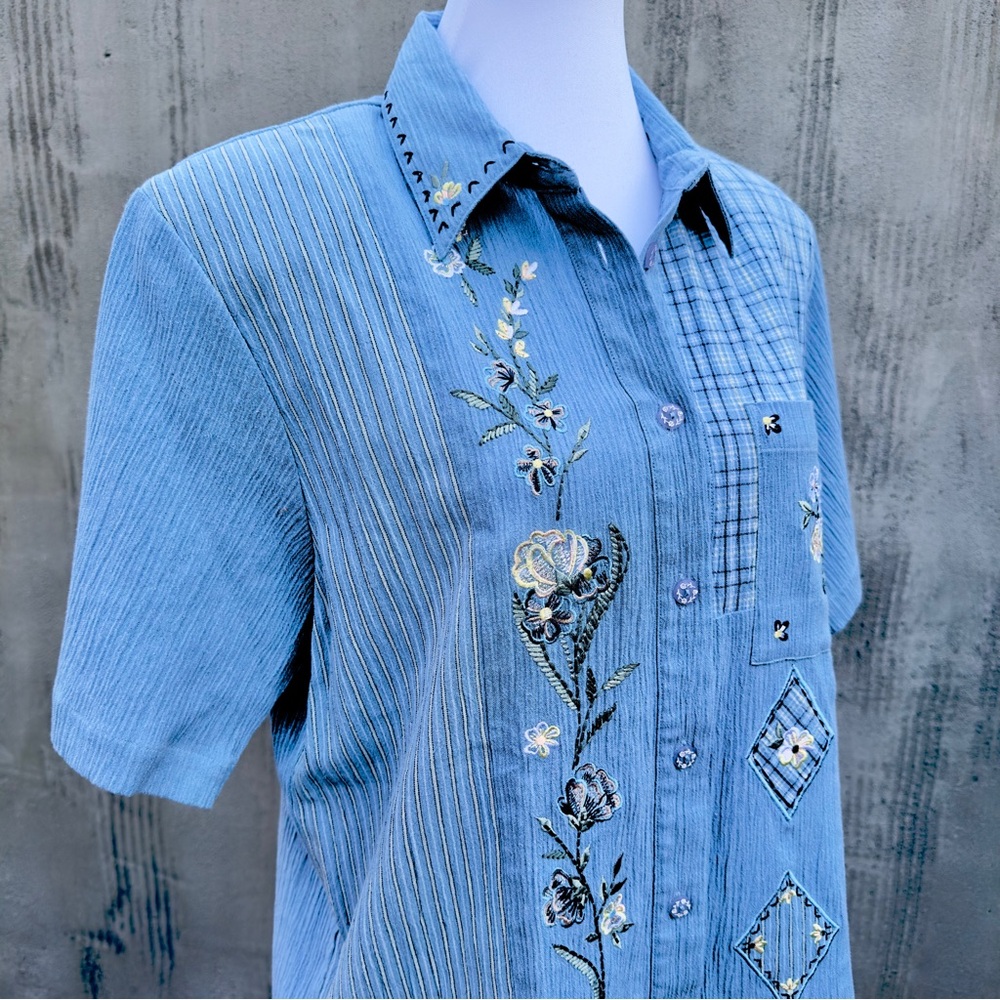 Vintage Napa Valley Denim Blue Floral Embroidered Crinkle Gauze Button Up Top -M - Picture 14 of 16